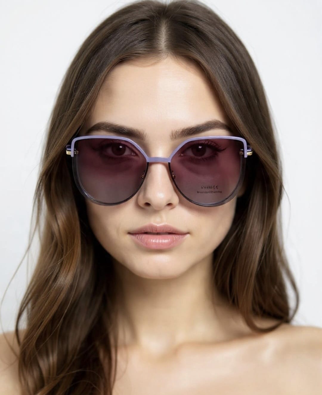 Modelo de lente óptico estilo cat eye disponible en Óptica Caracol Talca
